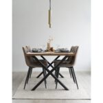 Une table à manger avec quatre chaises, une lampe et un Tapis de salon couleur sable | 200x140cm.