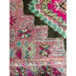 Un gros plan d'un Tapis berbère tissé main en laine | Tapis 343x186 cm aux couleurs rose et bleu.