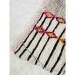 L'image 3 sur 4 présente un tapis marocain vintage, en particulier un Tapis berbère Beni Ouarain XXL | 380x180 cm. Ce tapis berbère mesure 380x180 cm.