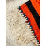 Un gros plan d'un tapis Boujaad tissé à la main avec des franges.