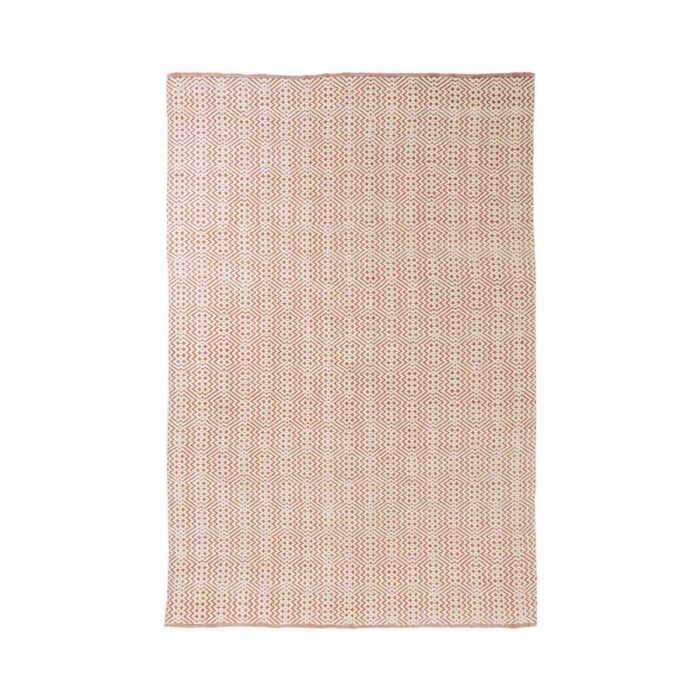 Un tapis en plastique pour terrasse rose et blanc sur un fond en plastique pour terrasse.