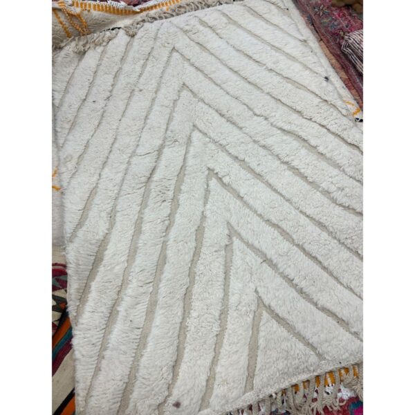 Tapis berbère blanc rectangulaire 210x150 cm avec un motif en zigzag.