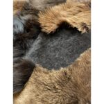 Une image en gros plan d'un Tapis peau de vache patchwork marron | 180x120cm.