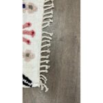 Un long Tapis long berbère | 130x68 cm sur parquet.