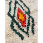 Un Grand tapis à motif géométrique rouge, vert et jaune | 260x150 cm.