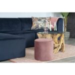 Un canapé sectionnel et un pouf sur un [Tapis en plastique pour terrasse | 200x140cm].