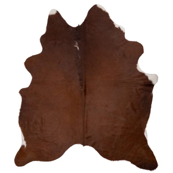 Un Tapis peau de vache grain naturel marron et blanc sur fond blanc, mesurant 210x180 cm.