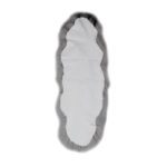 Un tapis peau de mouton gris clair | 210x80 cm sur une surface blanche.