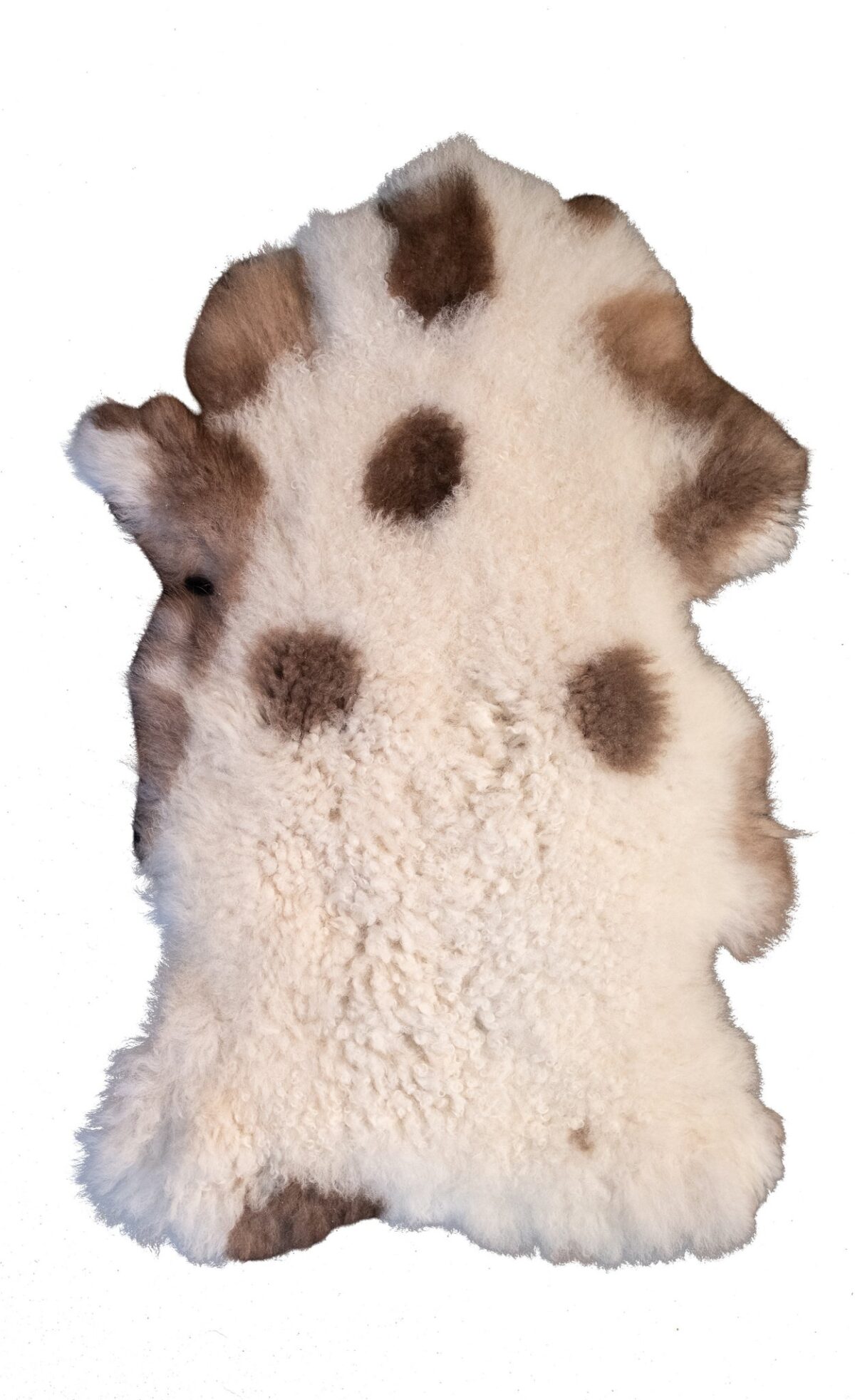 Un tapis peau de mouton blanc et brun sur un fond blanc.