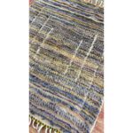 Un Tapis berbère Beni Ouarain coloré avec des franges, mesurant 140x115cm.