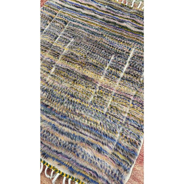 Un Tapis berbère Beni Ouarain coloré avec des franges, mesurant 140x115cm.