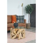 Une table basse en bois flotté sur une terrasse avec un Tapis en plastique pour terrasse | 200x140 cm en dessous.