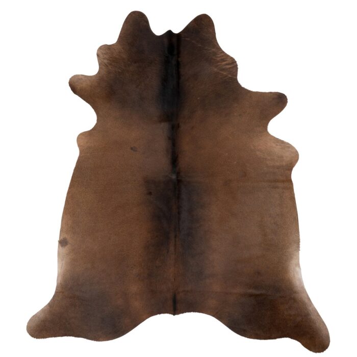 Un tapis peau de vache naturelle brune et noire sur fond blanc.