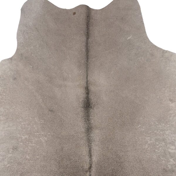 Un Tapis peau de vache gris | 180x160 cm sur un fond blanc.