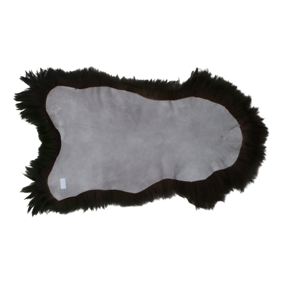 Un petit tapis peau de mouton marron noir et marron sur fond blanc, mesurant 100×65 cm.