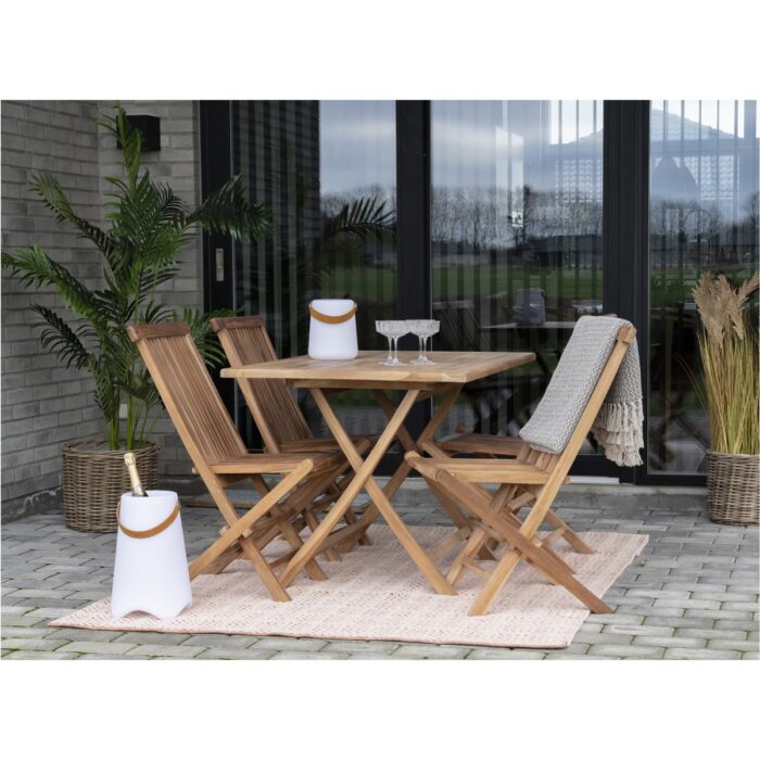 Un ensemble de salle à manger d'extérieur en teck composé d'une table (200x140 cm) et de chaises. L'ensemble est parfait pour prendre des repas sur la terrasse, avec son Tapis en plastique pour terrasse durable (200x140 cm) offrant une assise confortable.