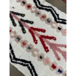 Tapis kilim marocain vintage - image 5 sur 7. Tapis long berbère | 130x68cm.