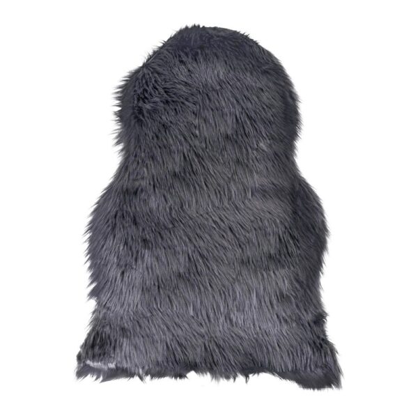 Un tapis en fausse peau de mouton gris sur un fond blanc.