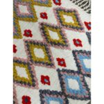 Un gros plan vibrant d'un Tapis berbère en laine cousu à la main | Tapis kilim 108x67 cm.