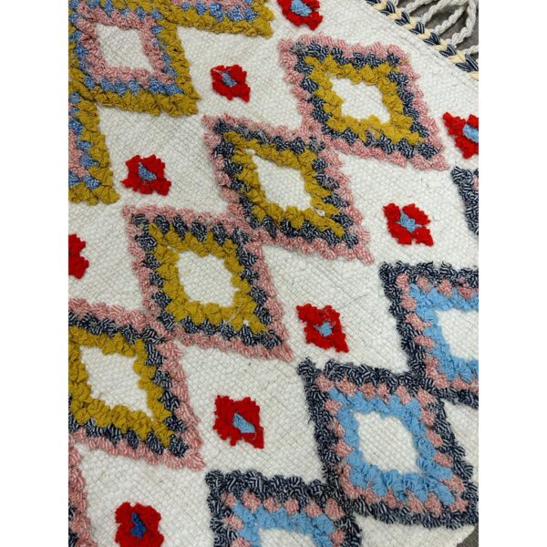 Un gros plan vibrant d'un Tapis berbère en laine cousu à la main | Tapis kilim 108x67 cm.