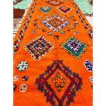 Un Tapis berbère orange vif et fait main tissé à la main Boujaad | 380x160 cm orné de motifs berbères colorés.