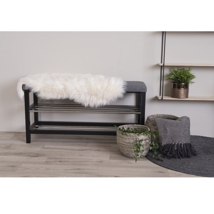 Un banc avec un Tapis en peau d'agneau artificiel | 50x85 cm dessus.