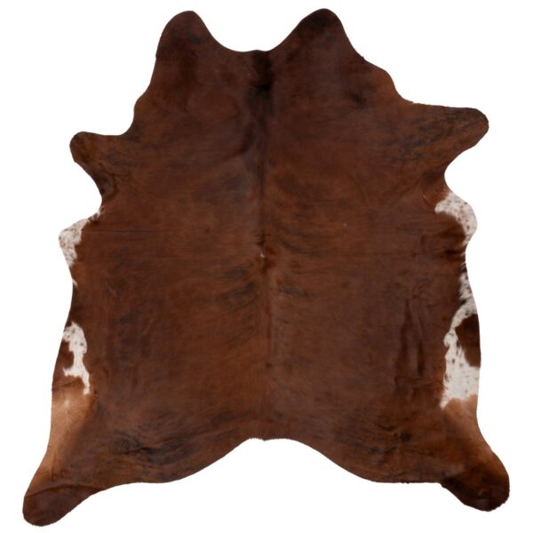 Un tapis de salon Tapis peau de vache marron et blanc sur fond blanc. Parfait pour un salon de dimensions 210x180 cm.