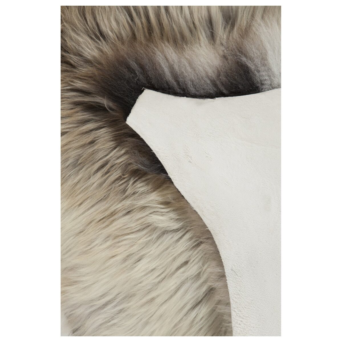 Un gros plan d'un Tapis peau de mouton couleur naturelle | 100×65 cm en couleur naturelle.