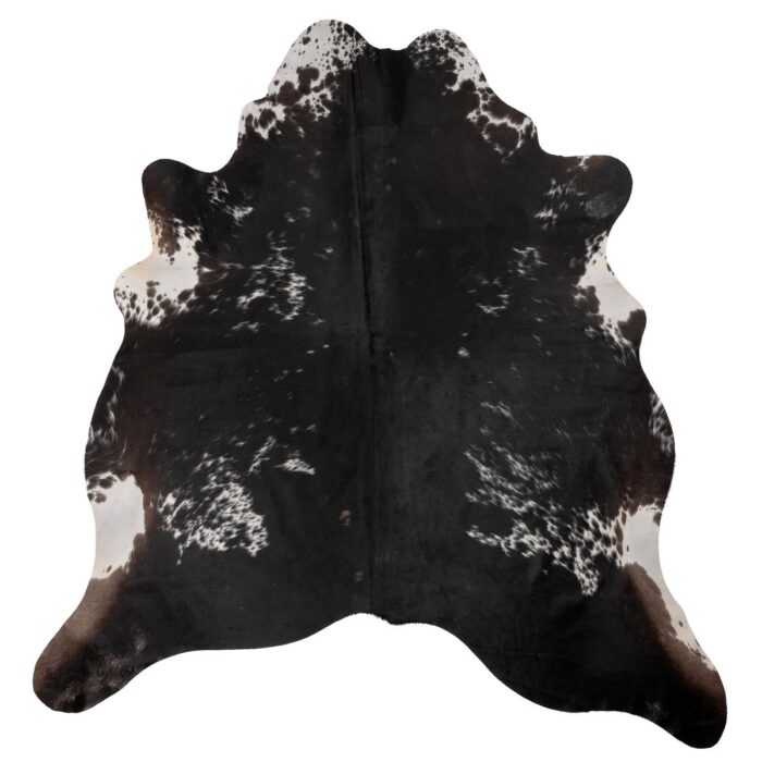 Un tapis peau de vache unique noire sur un fond blanc.