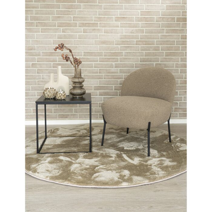 Un Tapis rond beige | Ø160 cm d'un diamètre de 160 cm, placé sous une chaise devant un mur en brique.