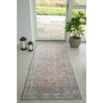 Un tapis long Tapis pour couloir au motif fleuri, mesurant 200x80 cm, posé sur le sol d'un long couloir.