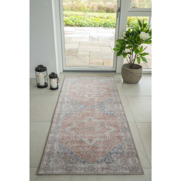 Un tapis long Tapis pour couloir au motif fleuri, mesurant 200x80 cm, posé sur le sol d'un long couloir.