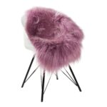 Un Tapis peau de mouton rose foncé | 100×65 cm avec un socle noir.