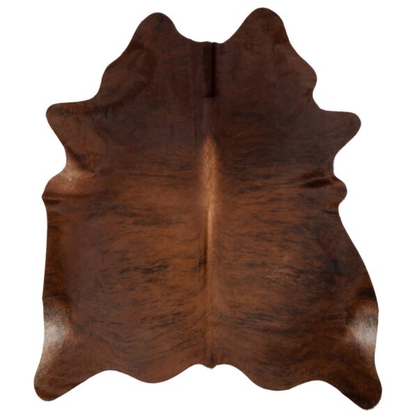 Un grand tapis en véritable cuir de vache marron sur un fond blanc.