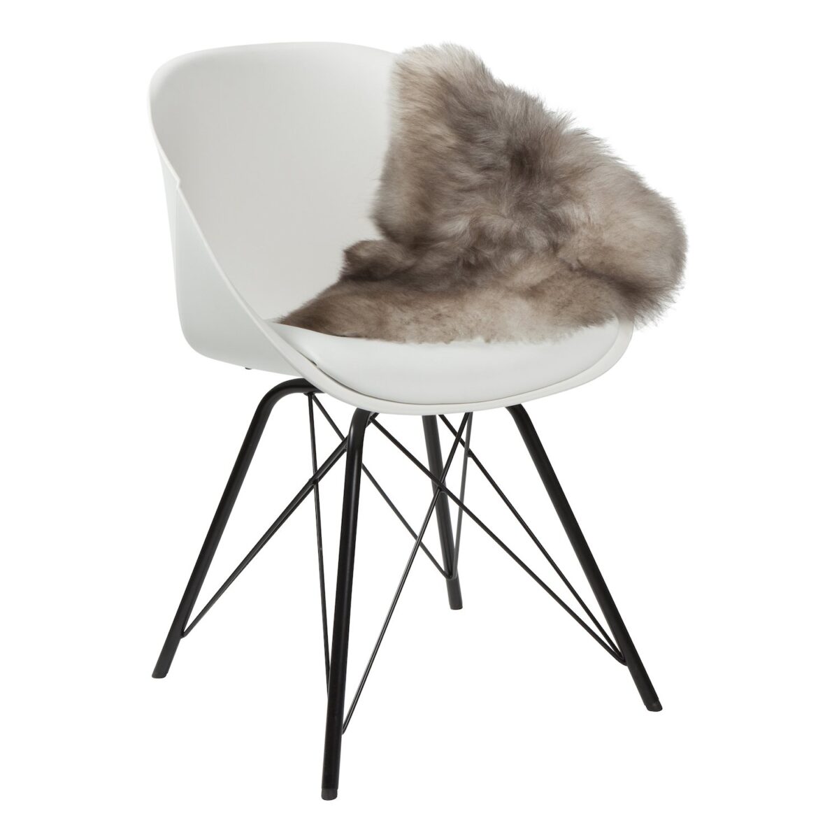 Une chaise Toscane avec un Tapis peau de mouton mélange toscane | 80×45 cm dessus.