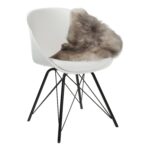 Une chaise Toscane avec un Tapis peau de mouton mélange toscane | 80×45 cm dessus.