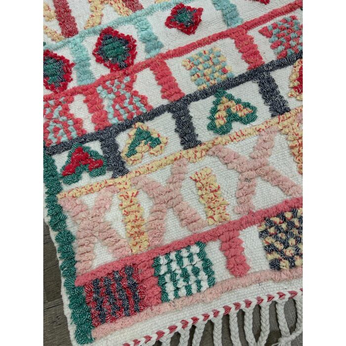 A Tapis berbère motifs multicolores | 112x64 cm avec des franges dessus, inspirées des motifs berbères.