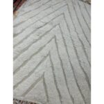 Un tapis Tapis blanc marocain Beni Ouarain au motif zigzag mesurant 250x164 cm.