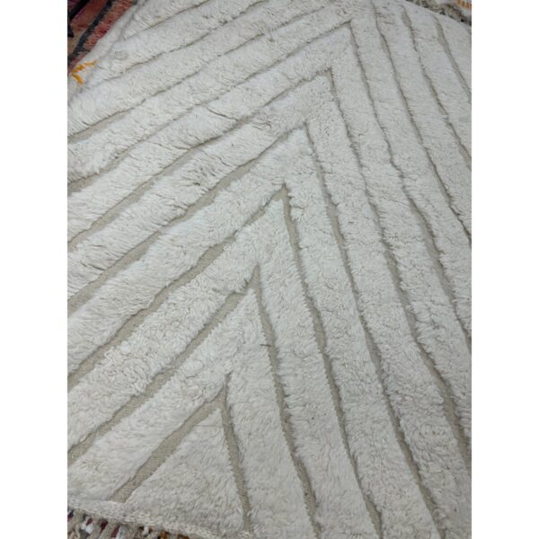 Un tapis Tapis blanc marocain Beni Ouarain au motif zigzag mesurant 250x164 cm.