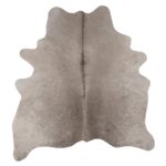 Un tapis peau de vache gris | 180x160 cm sur un fond blanc.