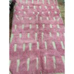 Un Tapis berbère laine Beni Ouarain rose et blanc | 255x155 cm avec des carrés dessus.