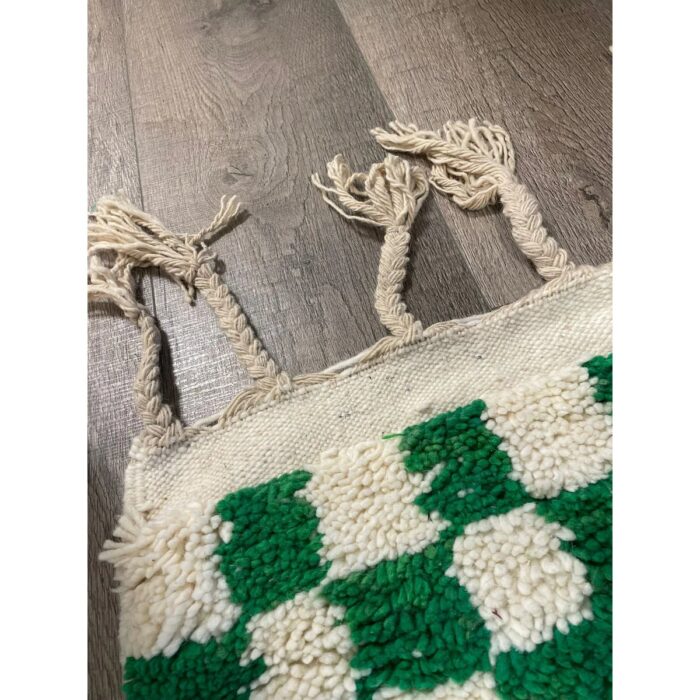 Un Tapis berbère vert à carreaux vert et blanc | Tapis 160x105cm avec pompons au sol.