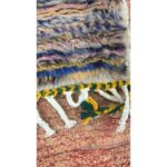 Un Tapis berbère Beni Ouarain vibrant avec des franges, mesurant 140x115cm. Cet élégant Tapis berbère Beni Ouarain ajoute une touche de couleur à n'importe quel espace.