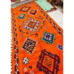 Un tapis Boujaad coloré Tapis berbère tissé à la main avec un motif tissé à la main à la main.