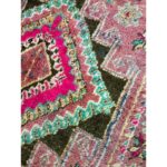 Un gros plan d'un tapis Tapis berbère tissé main en laine rose et bleu mesurant 343x186 cm.