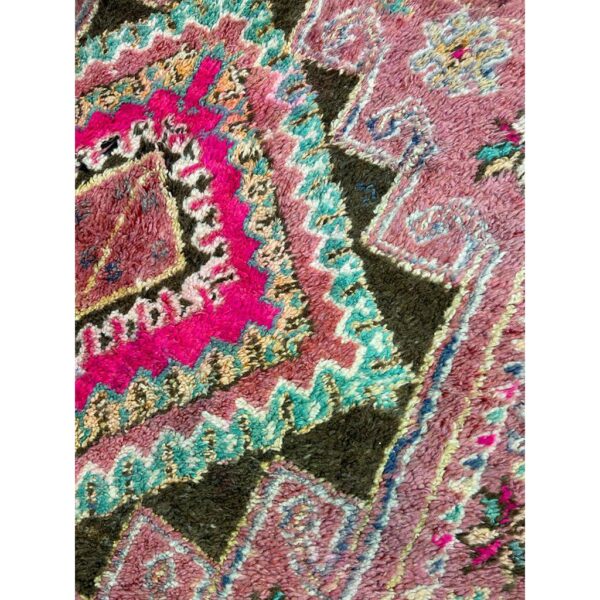 Un gros plan d'un tapis Tapis berbère tissé main en laine rose et bleu mesurant 343x186 cm.