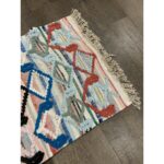 Un vibrant Tapis berbère pure laine fait main | 125x63 cm en pure laine, avec franges au sol.