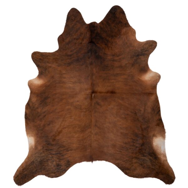 Un tapis en peau de vache de qualité supérieure marron sur un fond blanc de grande qualité.