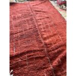 Un Tapis marron chocolat poil long | 250x150 cm au sol dans une pièce.