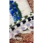 Un Tapis Beni Ouarain coloré | Tapis 160x110 cm avec pompons colorés.